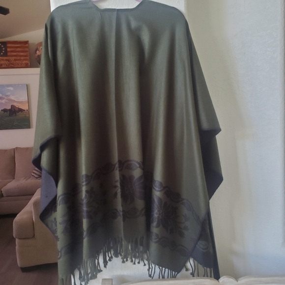 Poncho. Dark green and black. No tags to tell the textile blend. - Picture 3 of 3
